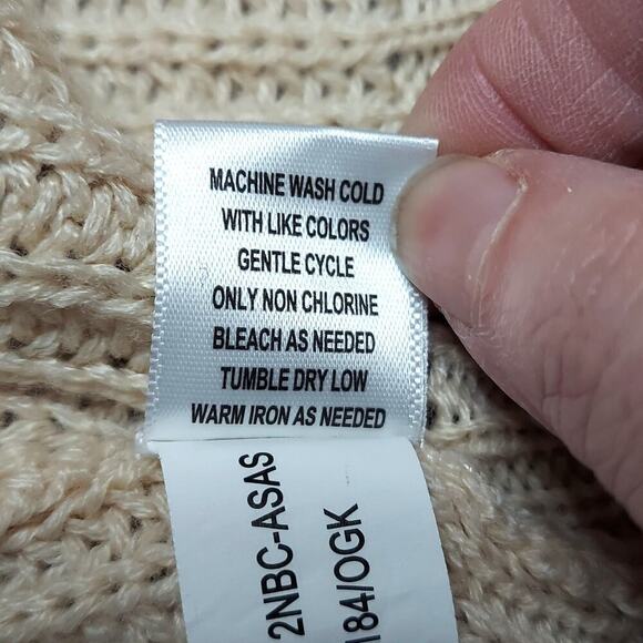 Oak & Trellis Women's Beige V-Neck Oversized Cropped Knit Sweater - Picture 6 of 7